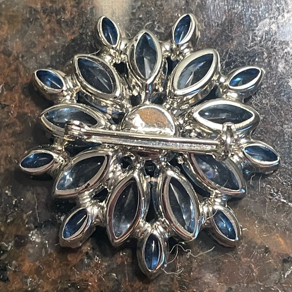 Large VTG Style Blue & White Rhinestone Flower Cluster Elegant Brooch - Picture 5 of 5